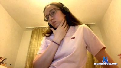 DoriSplane cam4 bisexual performer from Czech Republic  