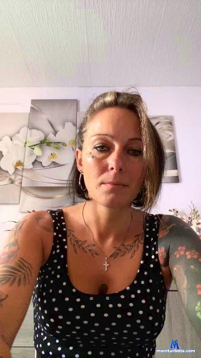 Shelsysexy8 cam4 bisexual performer from French Republic  