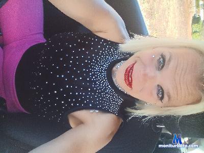 MoneyMILF1983 cam4 bicurious performer from United States of America  