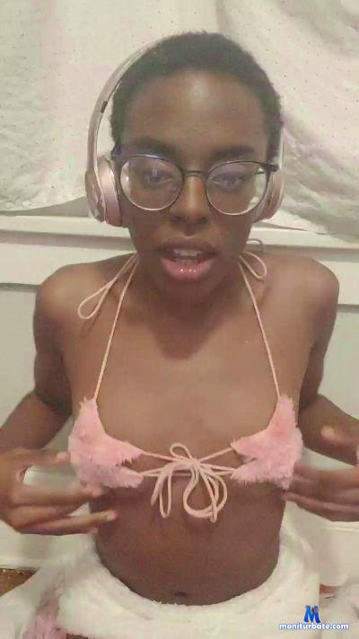 ra1ney_l0v3 cam4 bisexual performer from United States of America amateur pornstar 