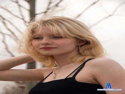 DorettaDwight cam4 bicurious performer from Czech Republic bdsm striptease cute ass masturbation schoolgirl armpits 