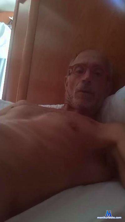 amoilnudo cam4 bisexual performer from Republic of Italy  