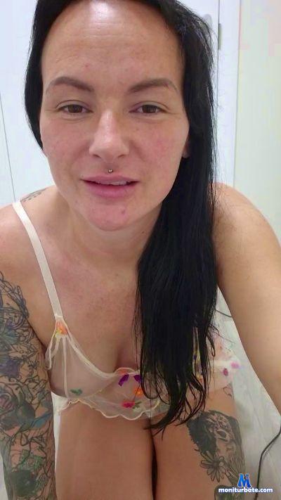 AprilWinters cam4 bicurious performer from United Kingdom of Great Britain & Northern Ireland  