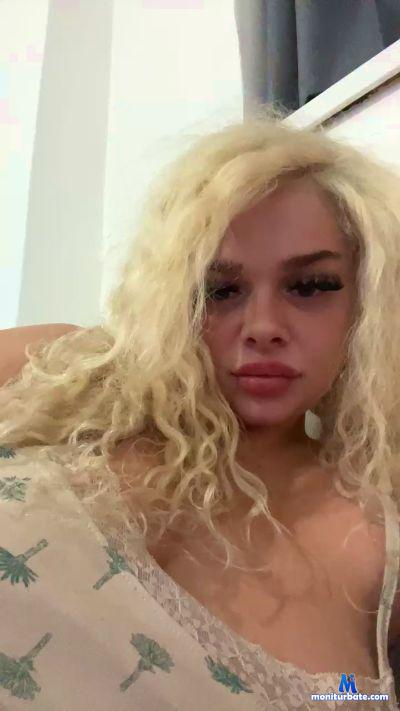 Squirter25xo cam4 bisexual performer from United Kingdom of Great Britain & Northern Ireland  