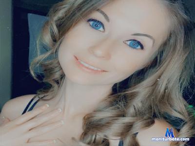 MomToMany1990 cam4 bisexual performer from United States of America amateur pregnant wife USA pussy overdue 