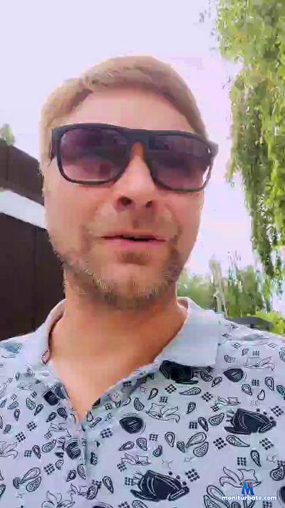 VibesLover cam4 bisexual performer from Kingdom of the Netherlands anal ass pee C2C fisting spanking feet 