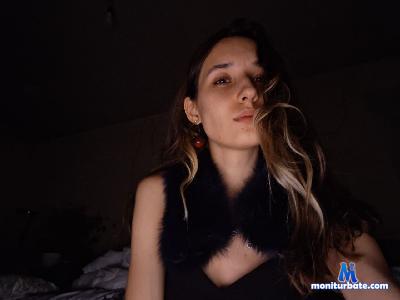 SynnoveBullins cam4 bicurious performer from French Republic femdom schoolgirl masturbation C2C striptease cute spanking 