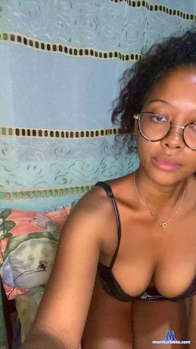 laynah21 cam4 straight performer from Republic of Madagascar  