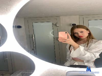 KikiHenderson cam4 bisexual performer from United States of America  
