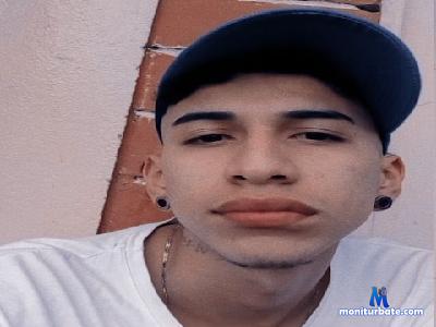 Artyyulay_Boy cam4 bisexual performer from United States of America  