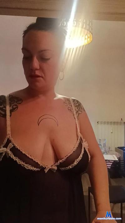 Honey2991 cam4 bicurious performer from Republic of Italy  