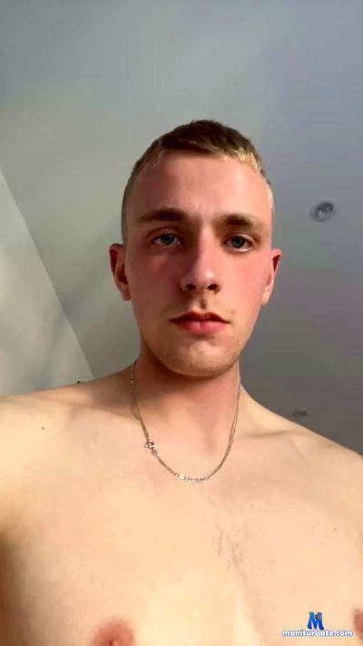 bryan1025 cam4 gay performer from French Republic  