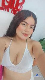 beckyy-loyal Camsoda livecam show performer room profile