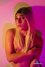 ezramontoro Camsoda livecam show performer room profile