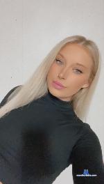 yociluxx Camsoda livecam show performer room profile