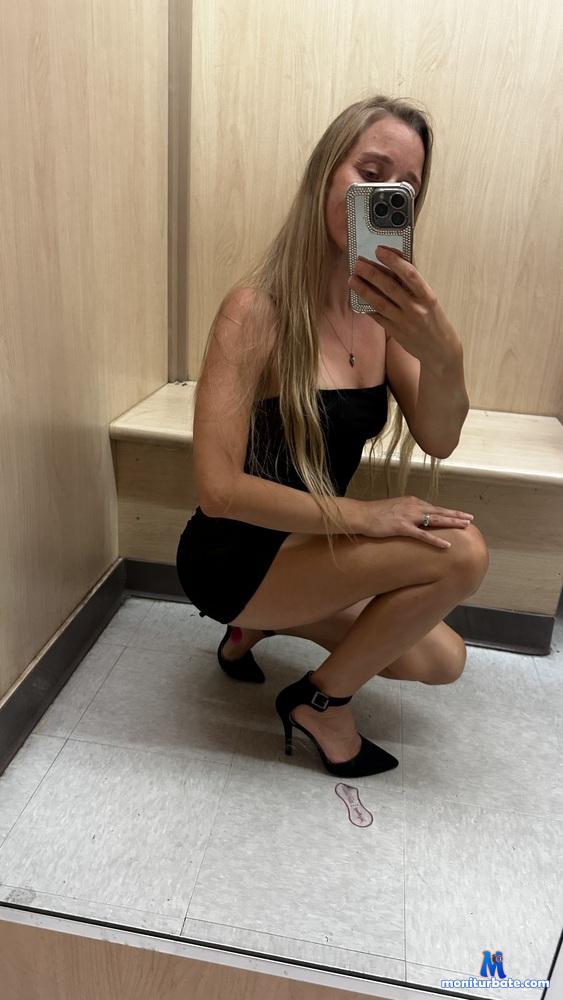 pinklipsskye camsoda livecam performer profile