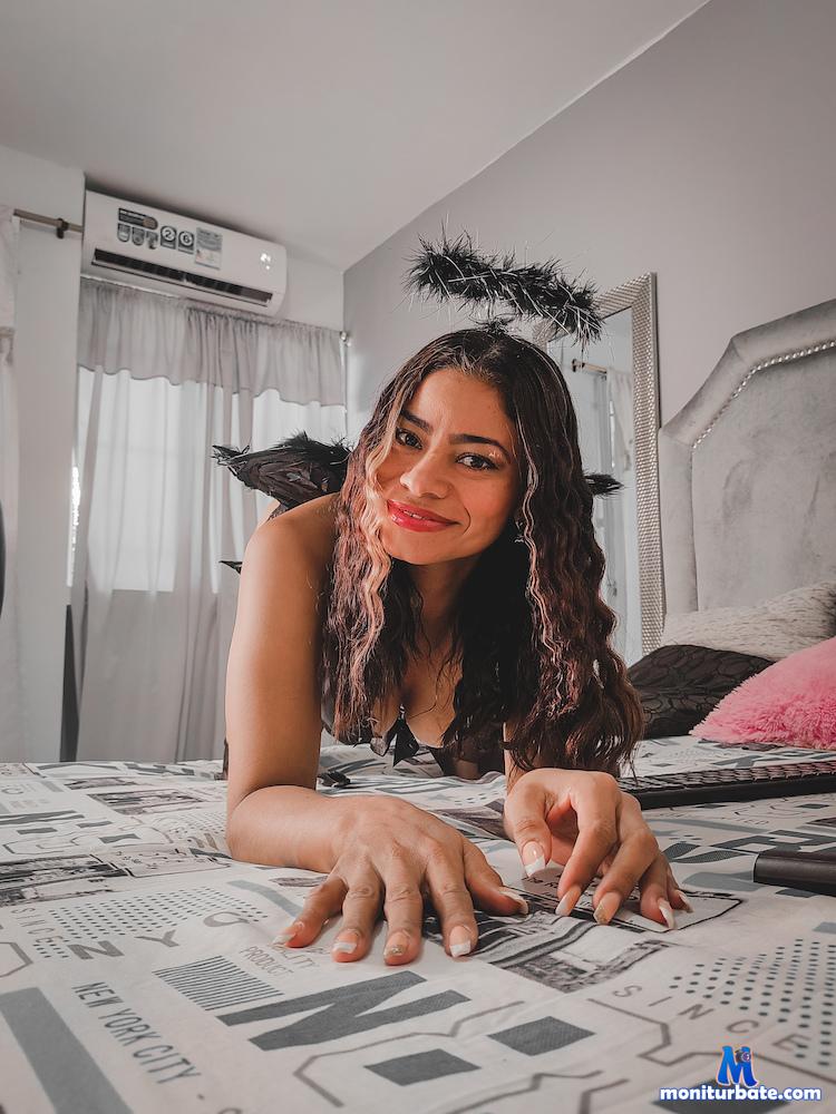 luna-larzo camsoda livecam performer profile