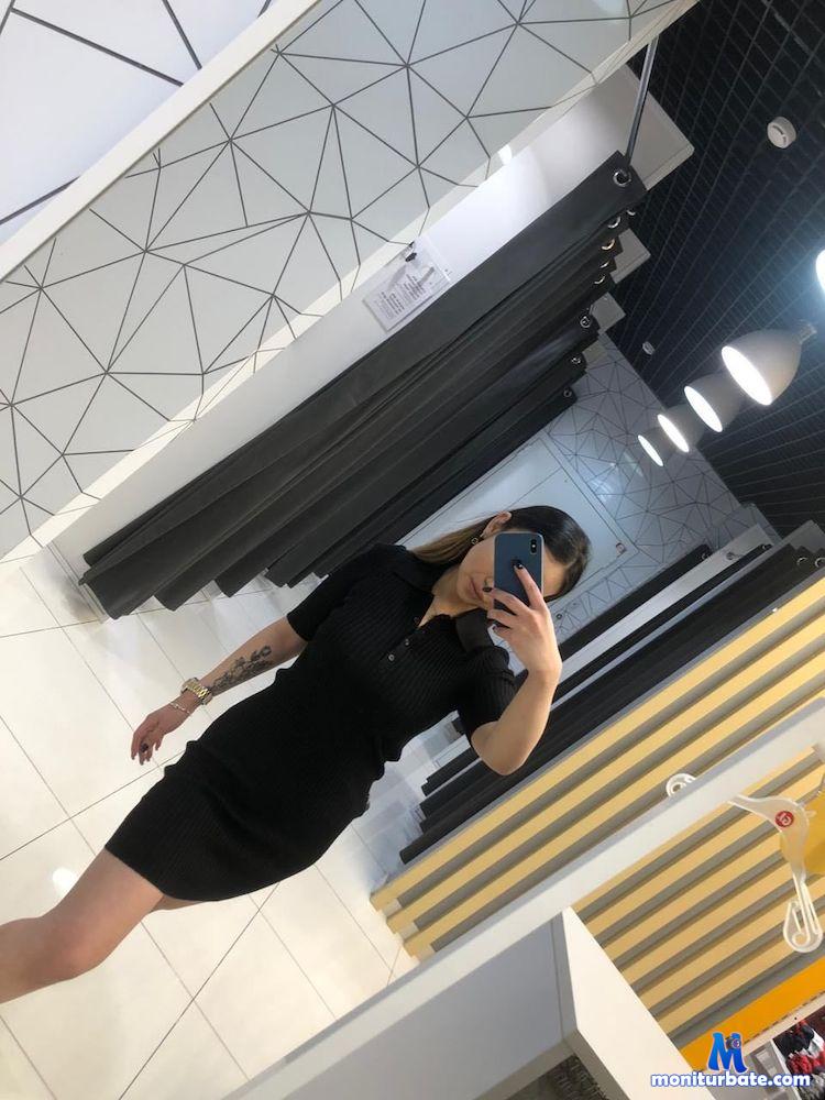 summi-asian Camsoda performer 