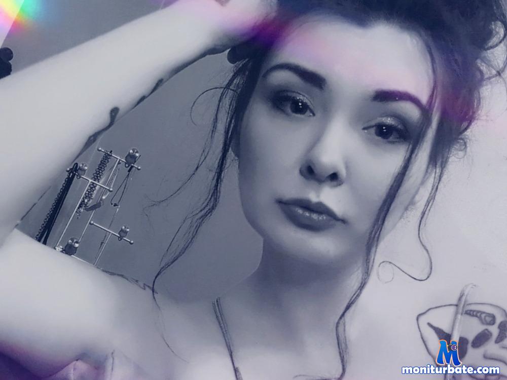 quinnpeaks1 camsoda livecam performer profile