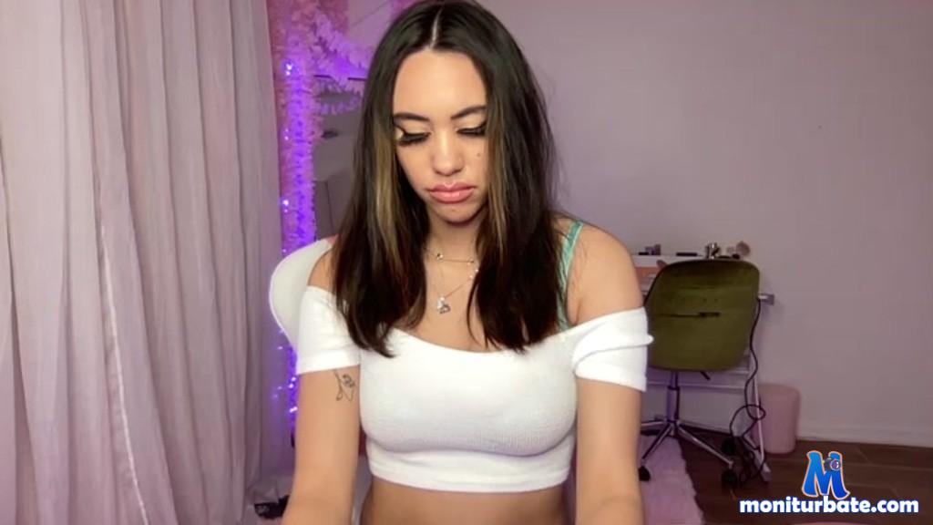 winnafredflurry Camsoda performer big-tits curvy brunette feet toys lovense dom bigtities
