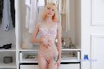 adelinacowell Camsoda livecam show performer room profile