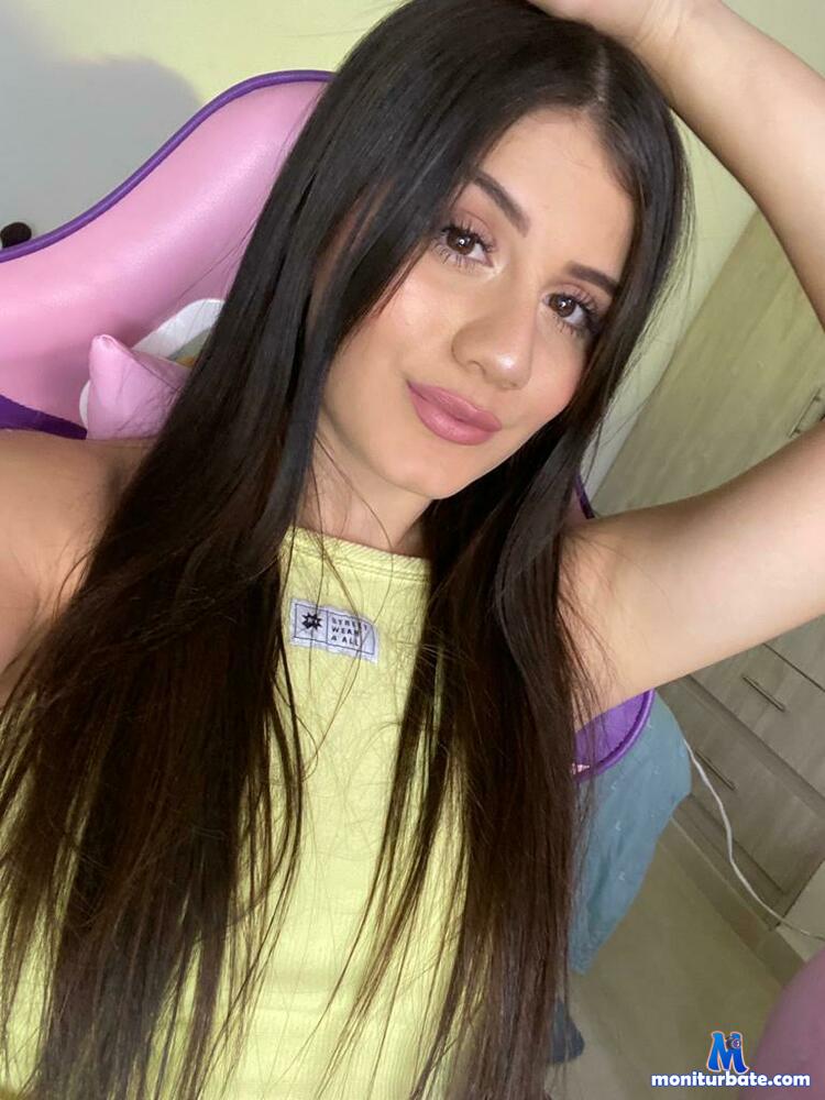yenn-claros camsoda livecam performer profile