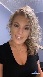 sunnyjade Camsoda livecam show performer room profile