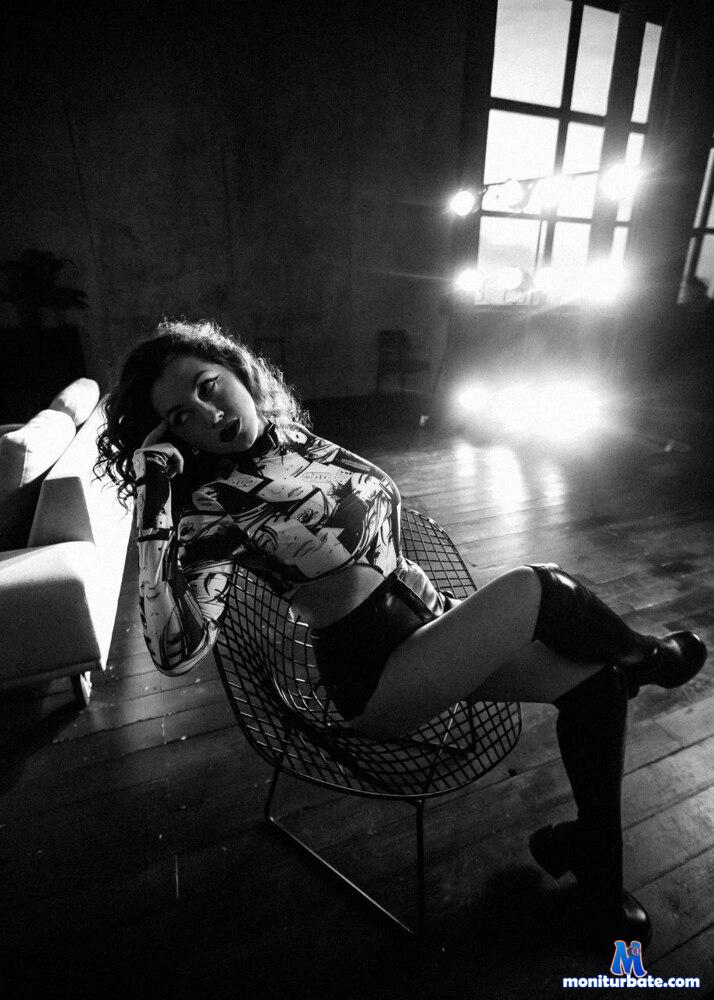 curlmilena camsoda livecam performer profile