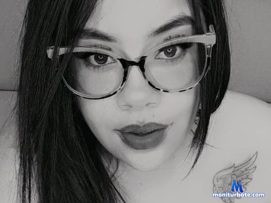 coorny-bee camsoda livecam performer profile