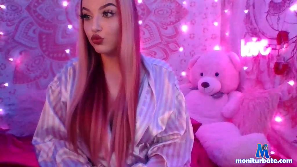 strawberryluvxo camsoda livecam performer profile