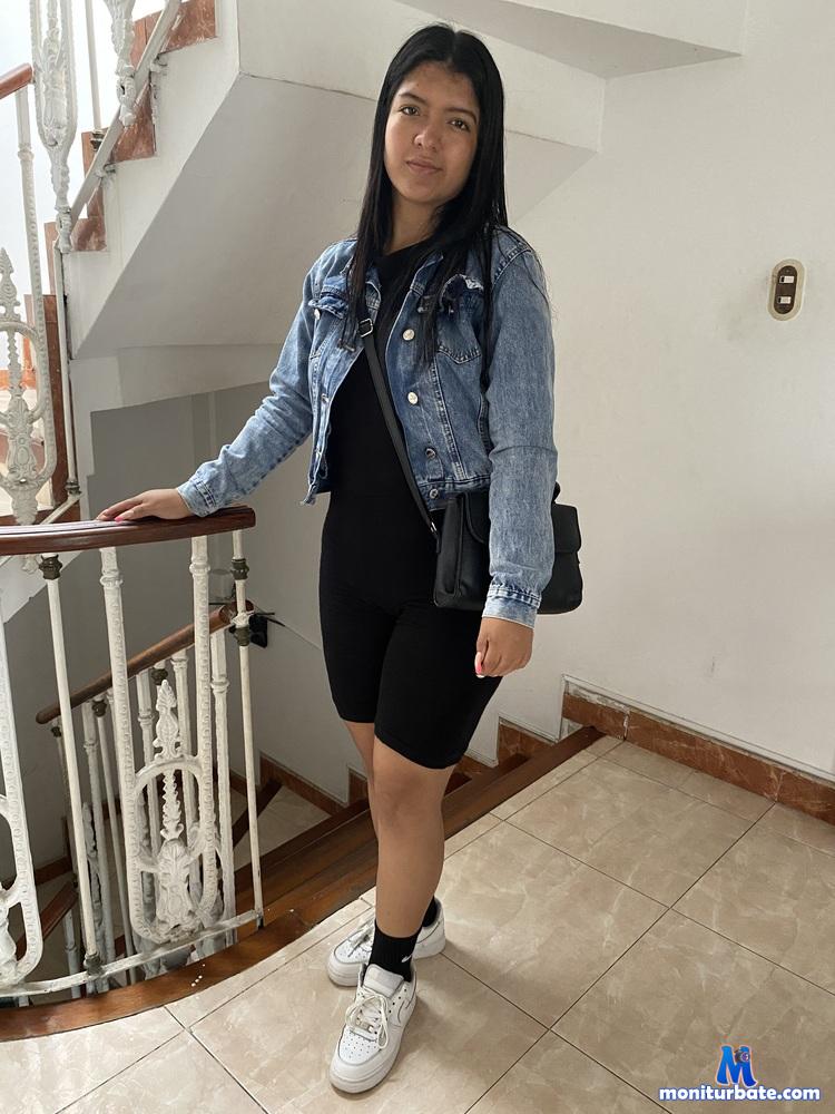 luna-ass18 camsoda livecam performer profile