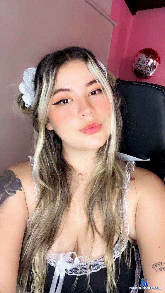 miahdavila camsoda livecam performer profile