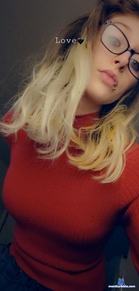 lily2little camsoda livecam performer profile