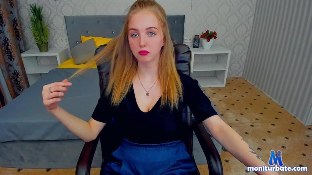 lunaastar Camsoda performer feet fetish shaved-pussy lovense ass blonde masturbation small-tits lush big-ass