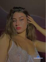 sunnyydaisy Camsoda livecam show performer room profile