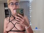 nia-bloom Camsoda livecam show performer room profile