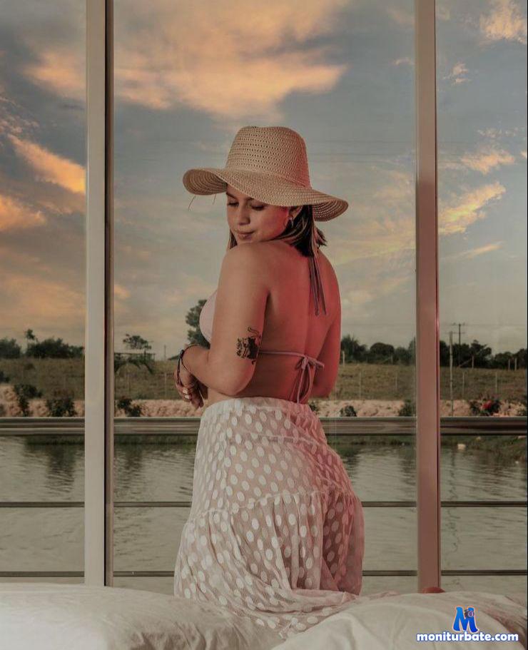 nahia-golden1 camsoda livecam performer profile