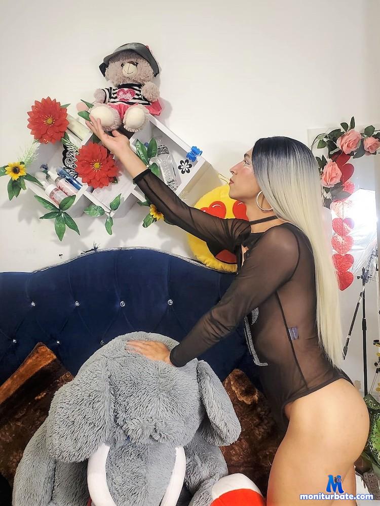 carolinesanz camsoda livecam performer profile