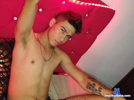 santiago-fallow flirt4free performer soy un chico latino muy varonil que te quiere complacer, hazme tu favorito