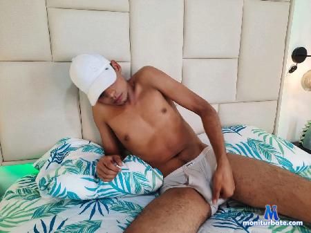 ian-macroyk flirt4free performer hello guys welcome to my room I'm a hot guy ready to play with you prepared to undress for you 