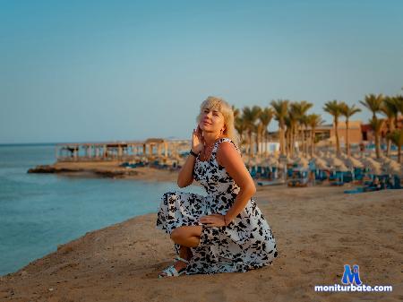 lauren-wishy flirt4free performer A gentle blonde with green-gray eyes that immediately convey kindness and calm.