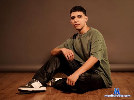joe-bridge flirt4free performer I am a innocent boy and I want to live new and delicious experiences by learning 