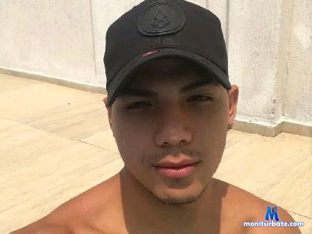 uriel-ray flirt4free performer A boy with a gentle gaze and a curious smile. Come, discover what lies behind my calmness.