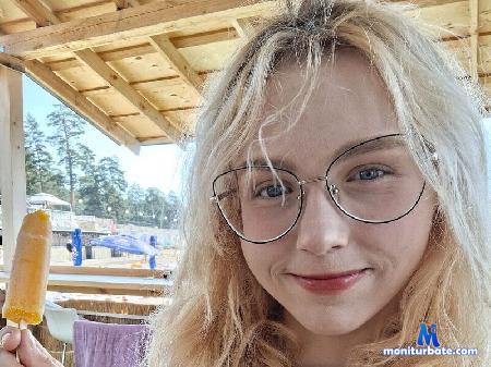 selena-semper flirt4free performer Hi sweet! we want play! Play with us pls!