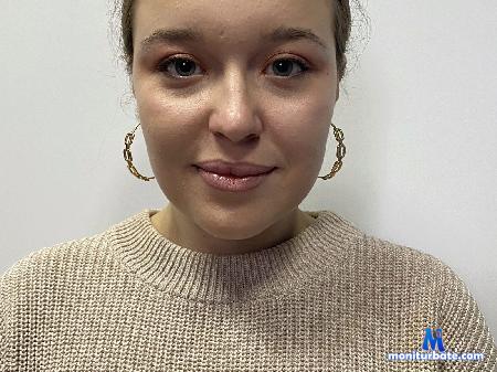 teodora-marra flirt4free performer Hi sweet! we want play! Play with us pls!