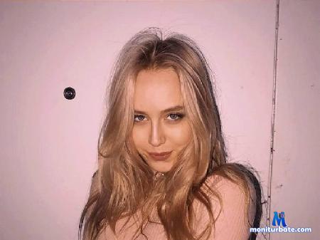 carolina-cristal flirt4free performer A sweet young girl who loves to smile ^^