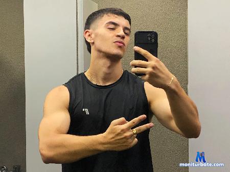 aron-jonnes flirt4free performer Debajo de mi apariencia inocente, hay un lado salvaje esperando a ser desatado