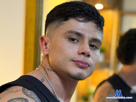 cristopher-mills flirt4free performer I love a man who knows how to use his words. Can you make me blush?