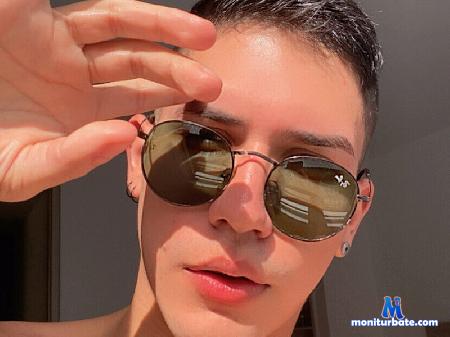 scott-traviis flirt4free performer I'm a bit shy, but when I'm in a good conversation I can be funny and interesting!