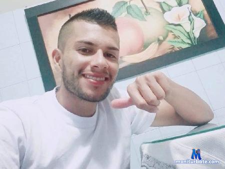verga-b flirt4free performer Chico latino con una gran polla jugosa
